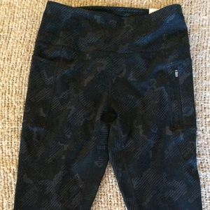 NEW Ladies 7/8 Reebok Leggings | Size Medium | Black and Grey Logo | 2 Pockets